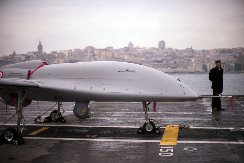 Bayraktar na pokładzie tureckiego lotniskowca TCG Anadolu