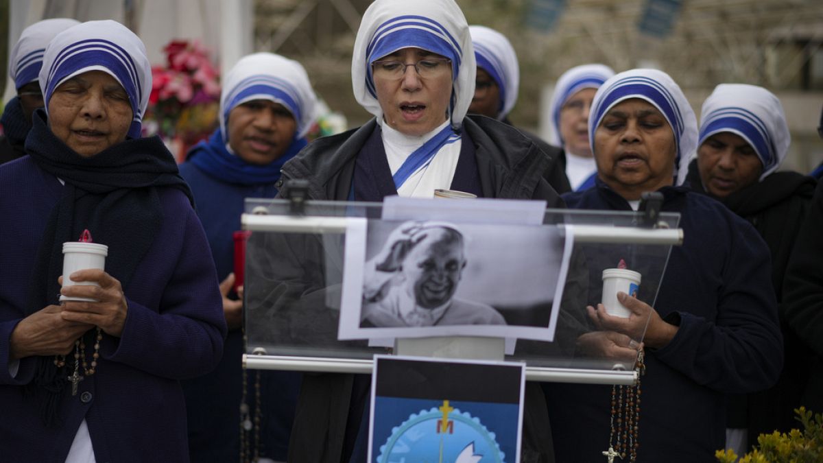 Vatican : l'état de santé du Pape montre des signes de "légères améliorations"