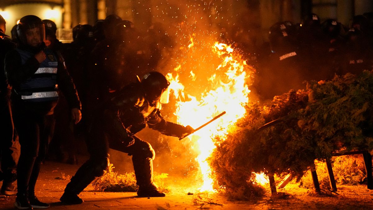 Roumanie : des partisans de Călin Georgescu protestent après son exclusion de la présidentielle