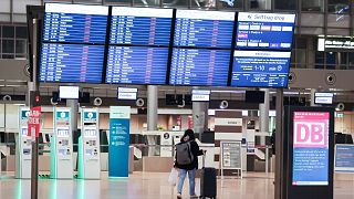 A hamburgi repülőtér 1-es terminálján lévő kijelzőn látható, hogy hétfőn minden járatot töröltek