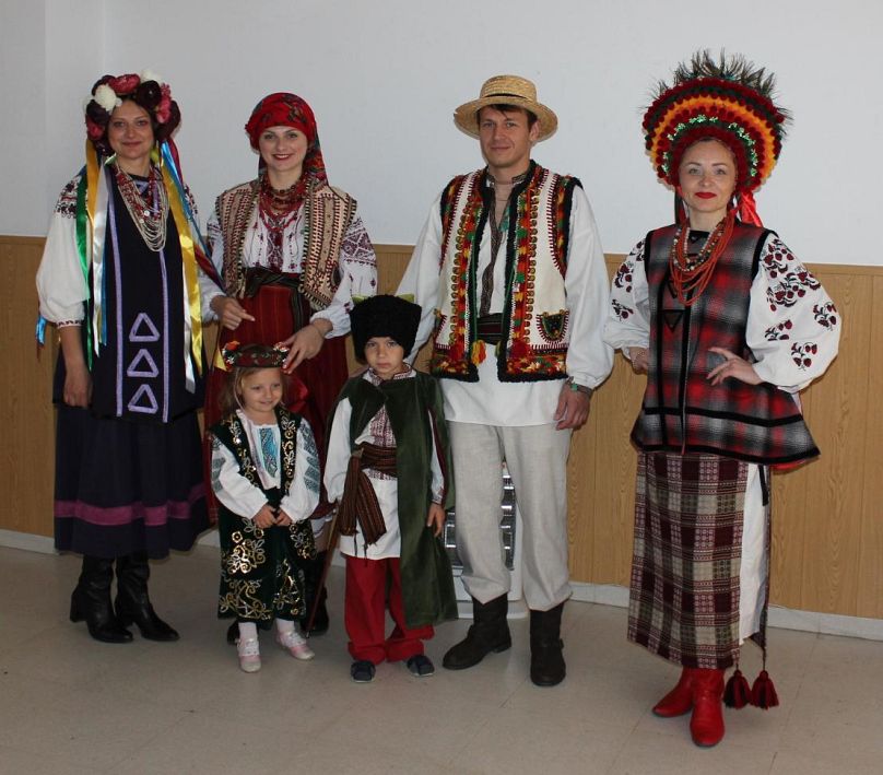 Liudmyla Rieznichenko und ihre Familie bei einer Ausstellung ukrainischer Regionaltrachten in Tres Cantos, Madrid.