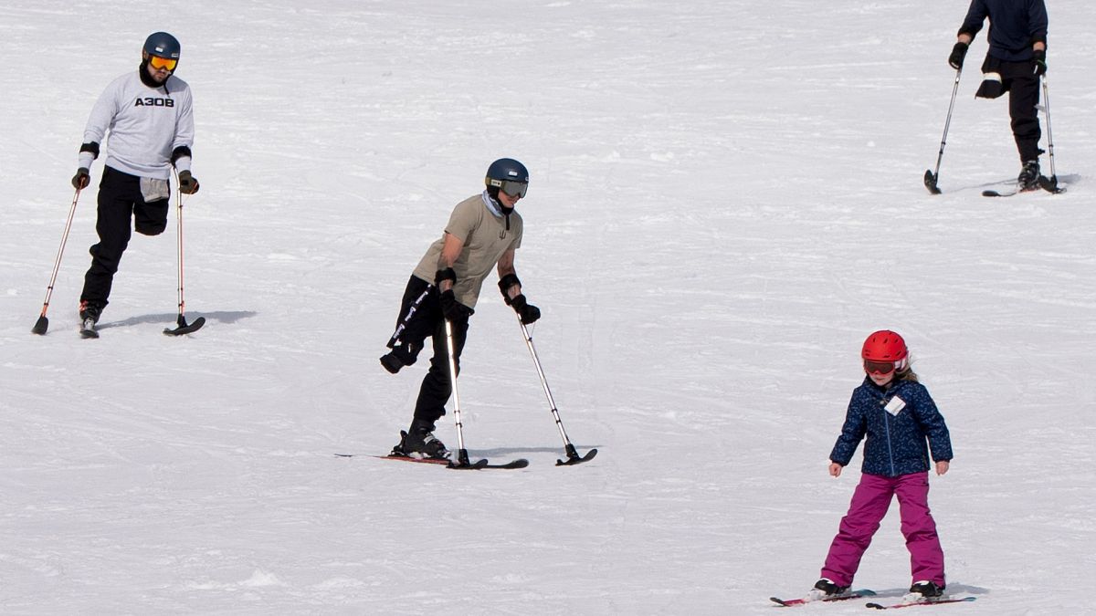 Ukrainian veterans train in adaptive skiing to help fellow amputees