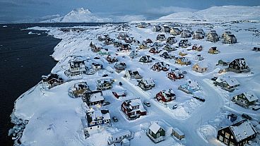 Hóval borított házak láthatók a grönlandi Nuuk egyik tengeri öblözetének partján, 2025. március 7-én, pénteken. 