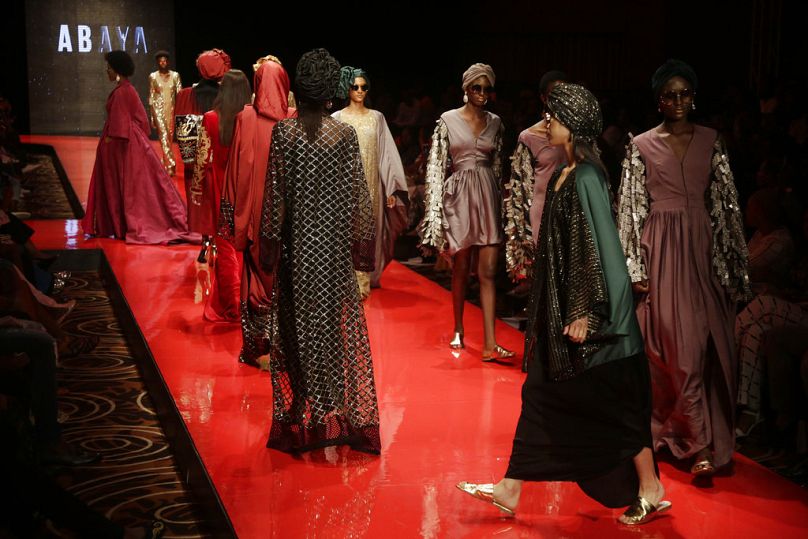 Modeller, Nijerya'nın Lagos kentinde düzenlenen Moda Haftası etkinliği sırasında House of Divas Abaya'yı sergiliyor, 31 Mart 2018.