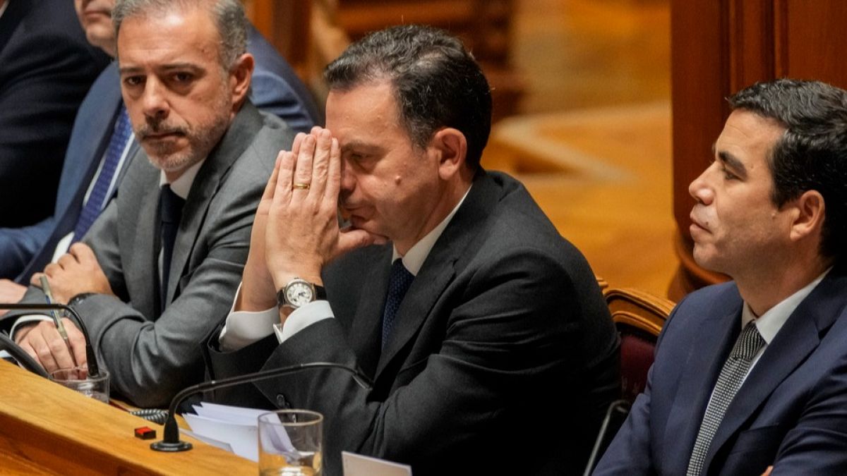 Parlamento rejeita moção de confiança e derruba Governo da Aliança Democrática | Euronews