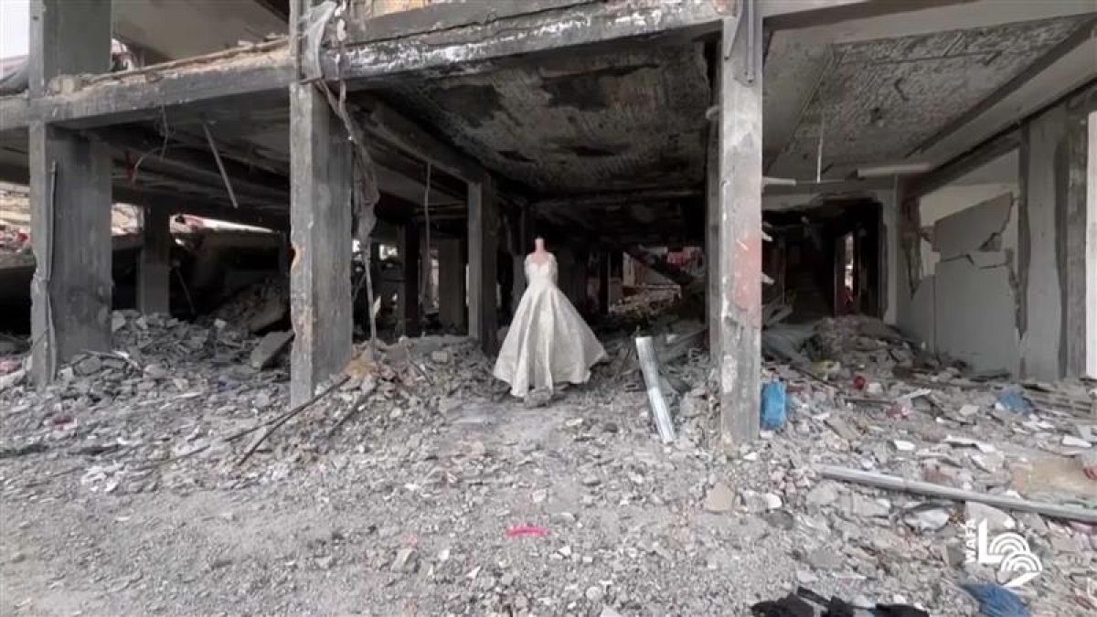 "إرادة الحياة أقوى من الحرب".. محل فساتين زفاف في غزة يعيد فتح أبوابه من جديد
