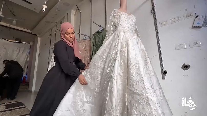 محل فساتين الزفاف في غزة يعيد فتح أبوابه