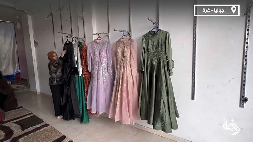  بعض من الفساتين المعروضة في المحل 