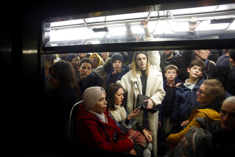 Osoby dojeżdżające do pracy stoją w metrze w Paryżu, poniedziałek, 16 grudnia 2019 r. 