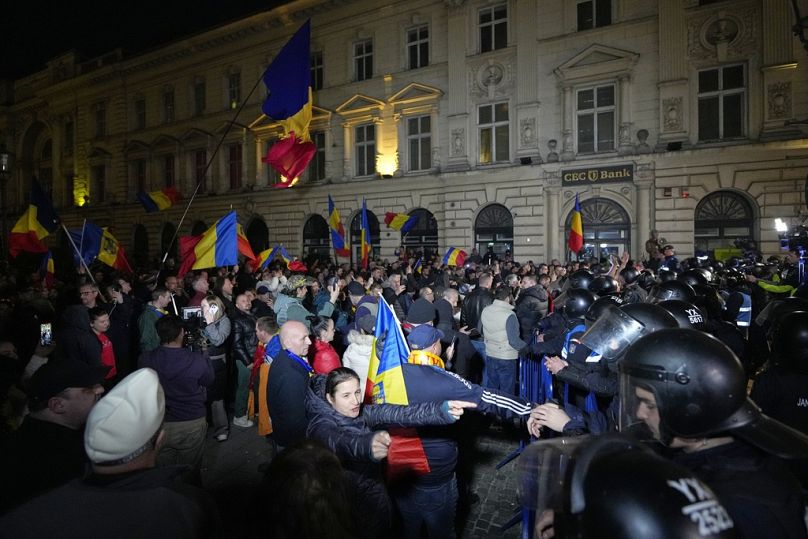 Zwolennicy Calina Georgescu podczas protestu po tym, jak rumuński organ wyborczy odrzucił jego kandydaturę w powtórzonych wyborach prezydenckich w Bukareszcie,