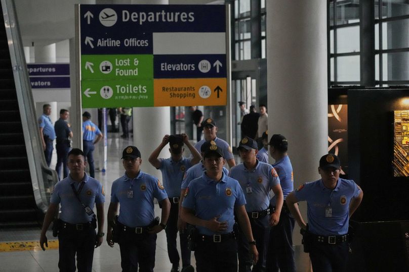 Imagen de los agentes en el aeropuerto para detener a Duterte.