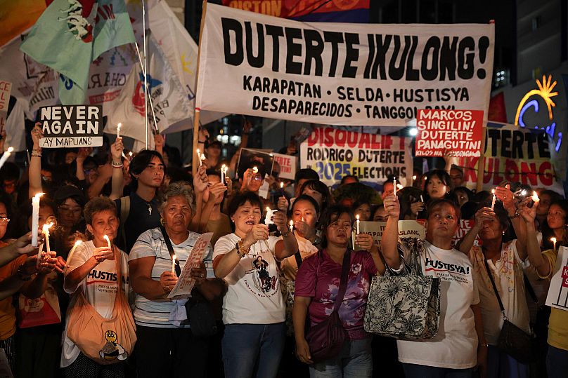 Des parents de victimes de la guerre anti-drogue lors d'une manifestation contre l'ancien président philippin Rodrigo Duterte après son arrestation, le mardi 11 mars 2025