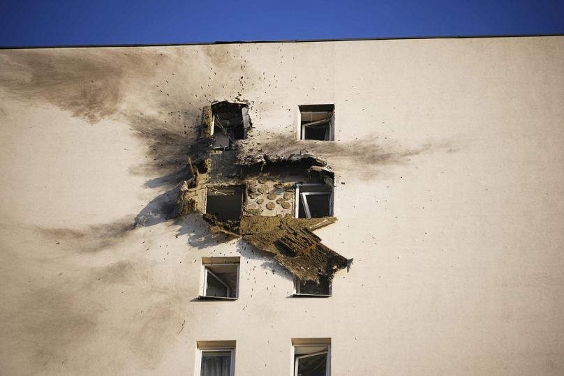 Cette photo montre un immeuble d'appartements où le drone ukrainien abattu est tombé dans une zone du village de Sapronovo à l'extérieur de Moscou, en Russie, mardi 11 mars.