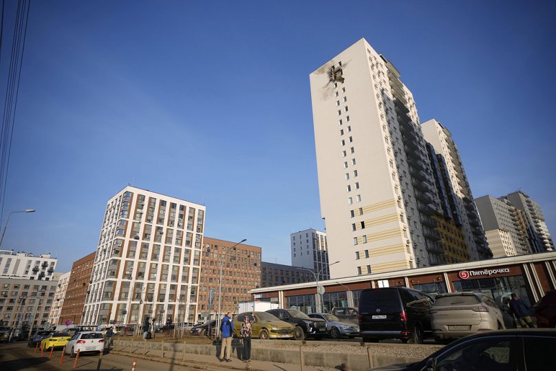 Edifício residencial danificado em Sapronovo, arredores de Moscovo.