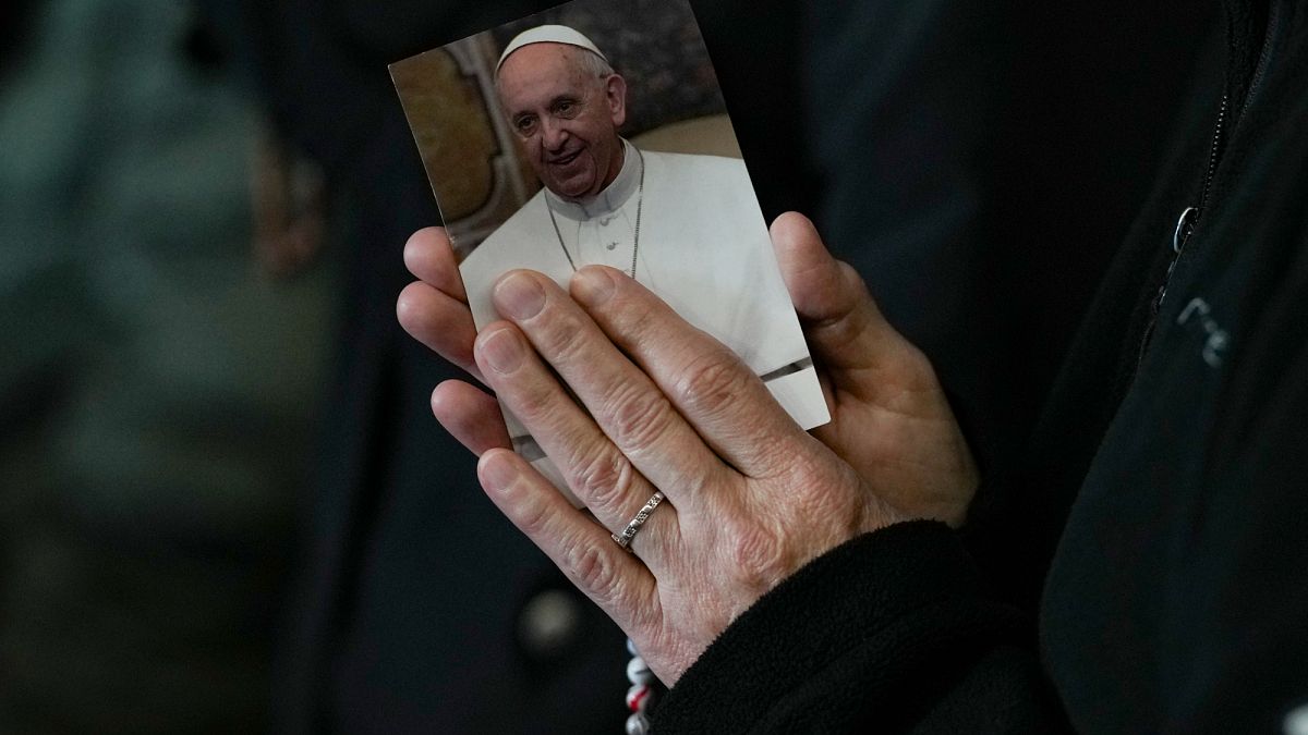 Le pape François reste hospitalisé pour soigner une pneumonie