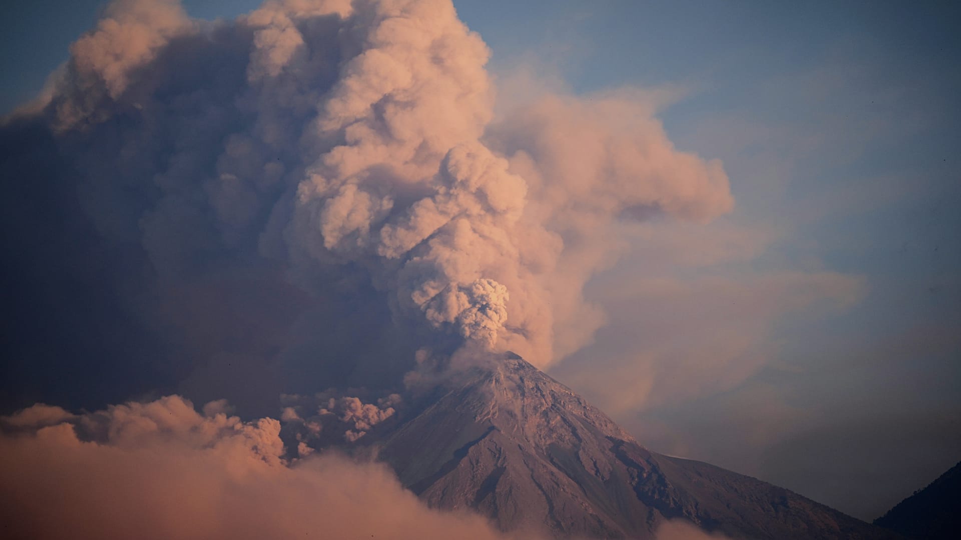 Video. Thousands evacuated after Guatemala’s Volcano of Fire erupts ...