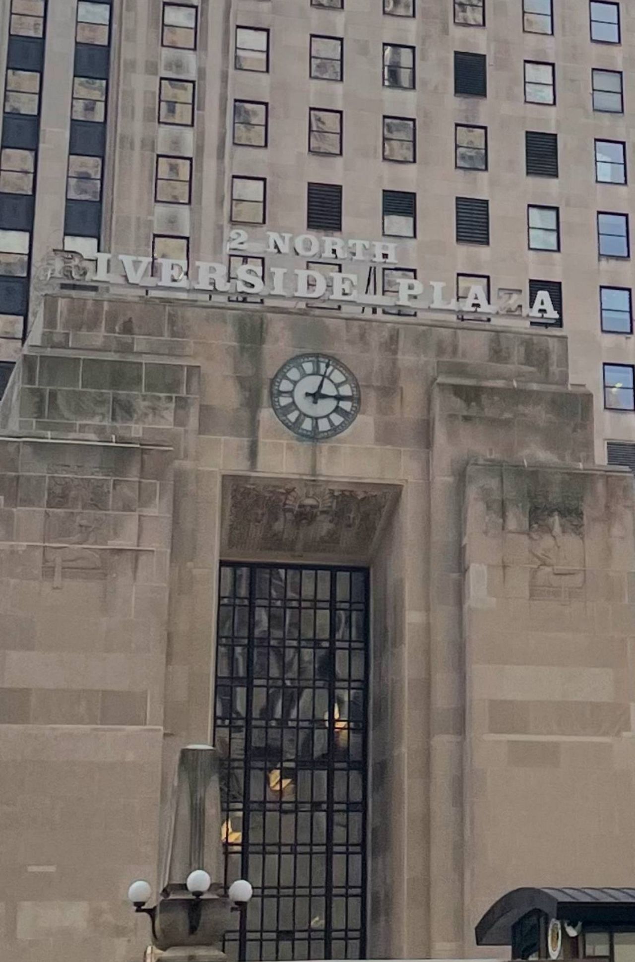 Le visage de l'antiquité sur l'ancien bâtiment du Chicago Daily News