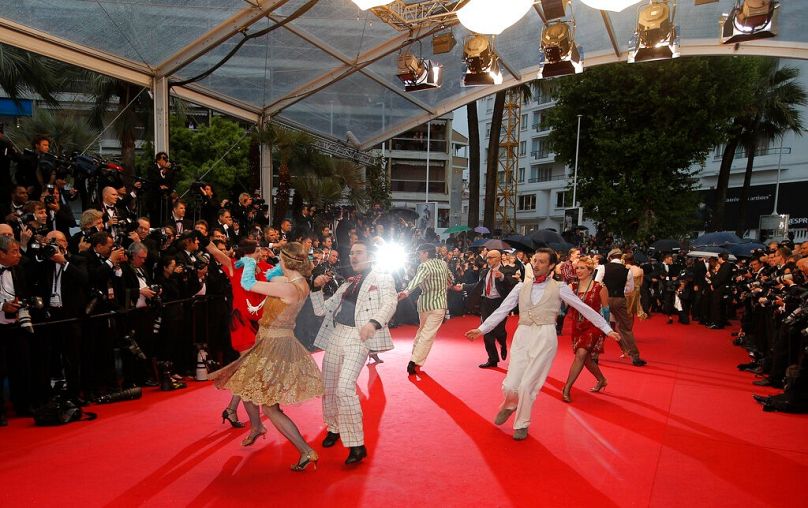 Tancerze występują na czerwonym dywanie podczas pokazu filmu "Wielki Gatsby" w Cannes, maj 2013 roku.