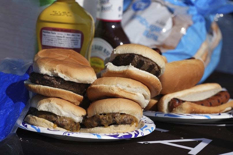 Un tas de hamburgers et des hot dogs attendent d'être mangés