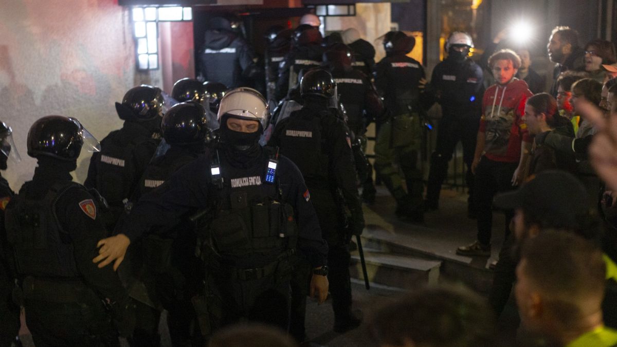 Gumibotokkal léptek fel a szerb rendőrök a közmédiát blokád alá vevő diákokkal szemben