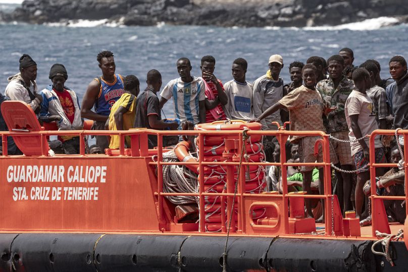 Des migrants débarquent au port de « La Estaca » à Valverde sur l'île canarienne d'El Hierro, en Espagne, le 26 août 2024.