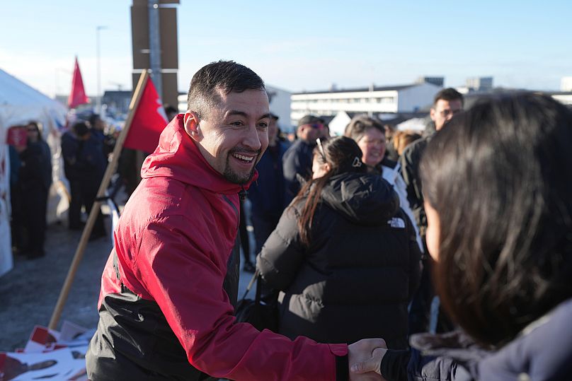 El primer ministro groenlandés, Múte B. Egede, frente al colegio electoral el martes.