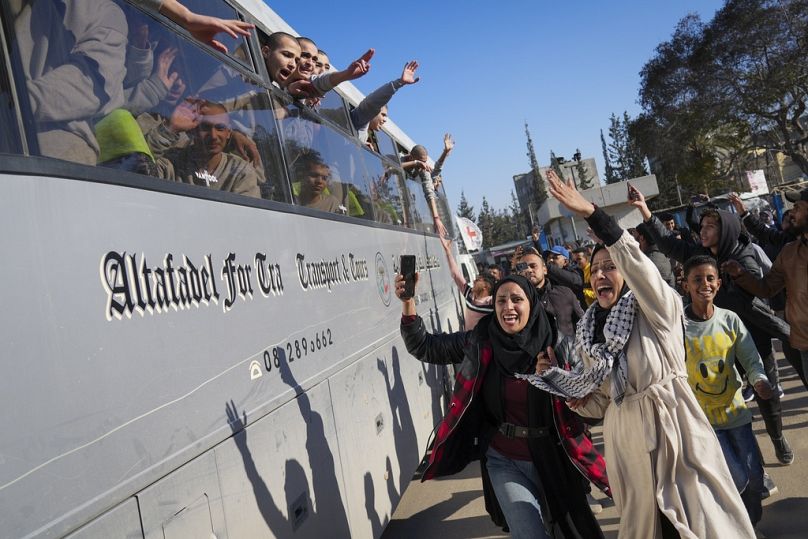 استقبال الأسرى الفلسطينيين المحررين بعد إطلاق سراحهم من أحد السجون الإسرائيلية عقب اتفاق وقف إطلاق النار بين حماس وإسرائيل تاريخ 27.02.2025