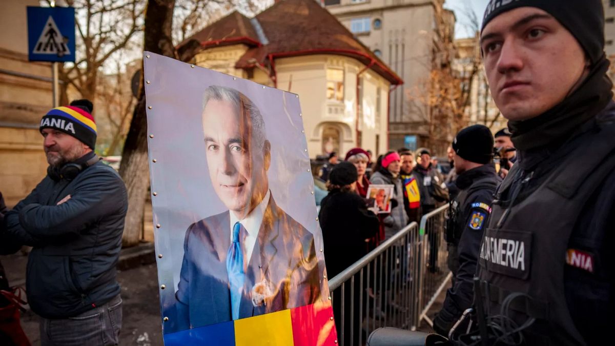 Roumanie : la Cour constitutionnelle rejette la candidature de Călin Georgescu, ses partisans dans la rue