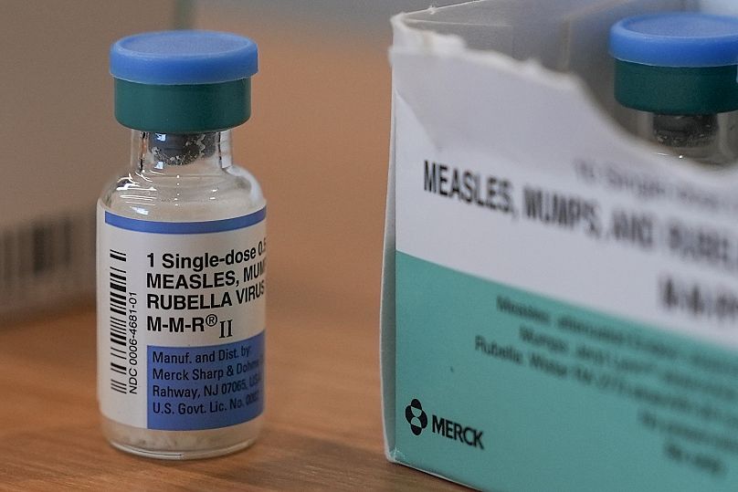 Un flacon de vaccin contre la rougeole, les oreillons et la rubéole est exposé au département de la santé de Lubbock, le mercredi 26 février 2025, à Lubbock, aux États-Unis