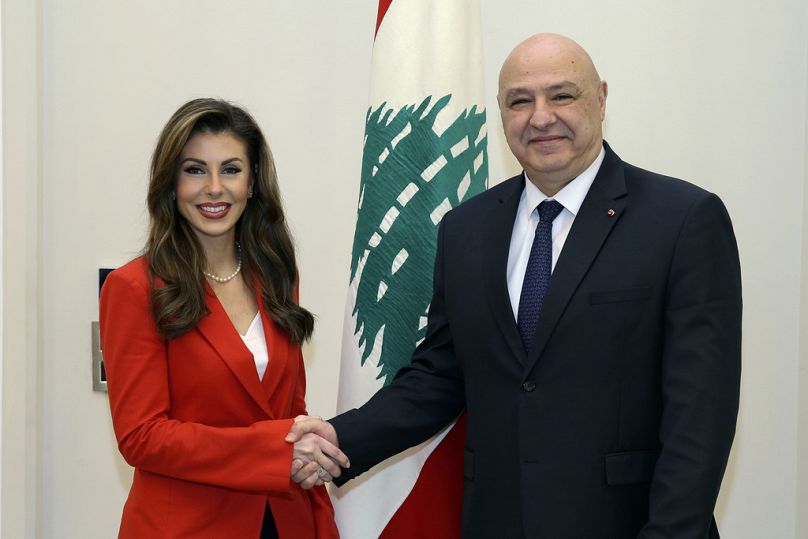 Il presidente libanese Joseph Aoun stringe la mano al vice inviato speciale degli Stati Uniti per la pace in Medio Oriente Morgan Ortagus a Baabda, a est di Beirut, in Libano