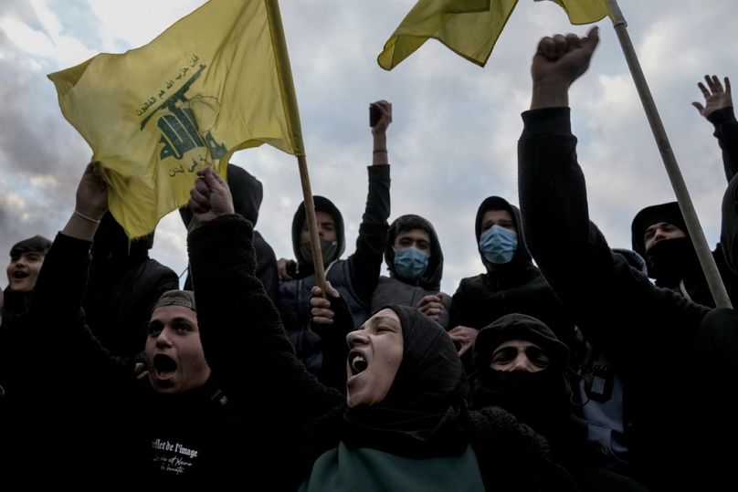 Sostenitori di Hezbollah protestano contro le dichiarazioni del vice inviato speciale degli Usa per la pace in Medio Oriente Morgan Ortagus 