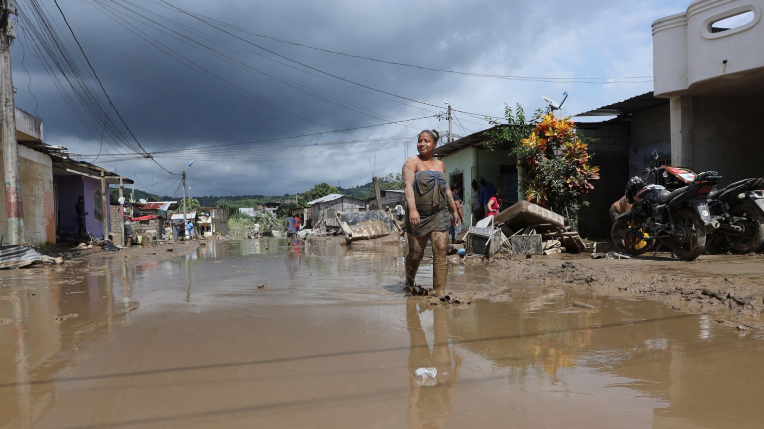 FOTO DE ARCHIVO - Una mujer camina por una calle inundada en Esmeraldas, Ecuador, el lunes 5 de junio de 2023.