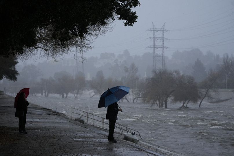 Una pareja camina por la orilla del río de Los Ángeles el 4 de febrero de 2024.