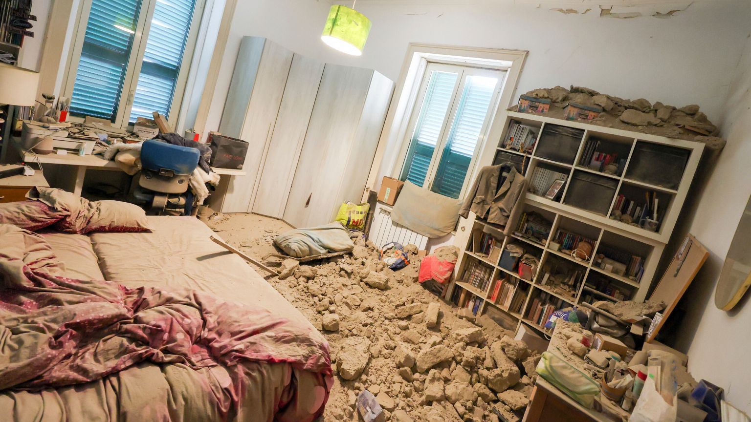 Una casa dañada tras un terremoto al norte de Nápoles, Italia, el jueves 13 de marzo de 2025.