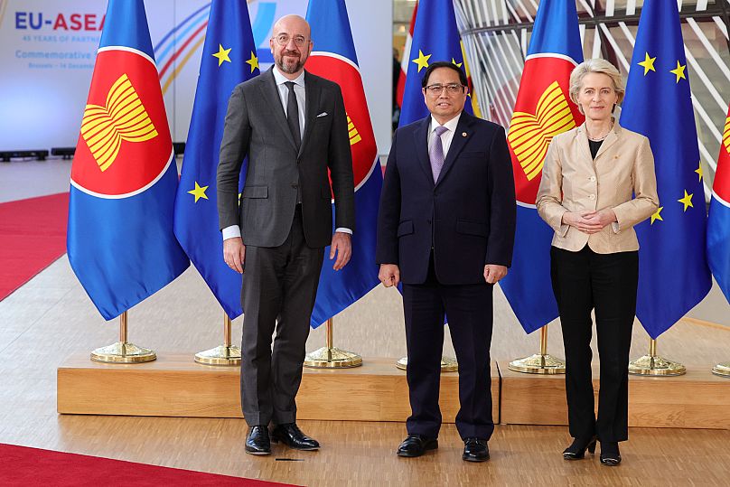 Ursula von der Leyen et Charles Michel, président du Conseil européen à l'époque, posent avec le Premier ministre vietnamien Pham Minh Chinhà Bruxelles, le 14 décembre 2022