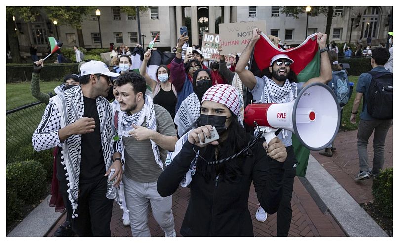 خليل وآخرون خلال احتجاجات مؤيدة لللفلسطينيين في 12 أكتوبر 2023.