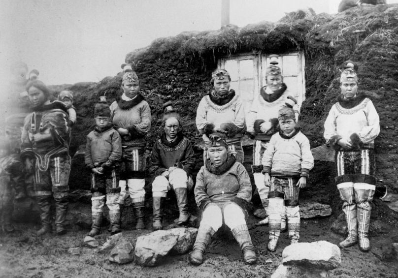Grönlandi inuit nők jellegzetes gyepházuk előtt, az 1800-as évek végén