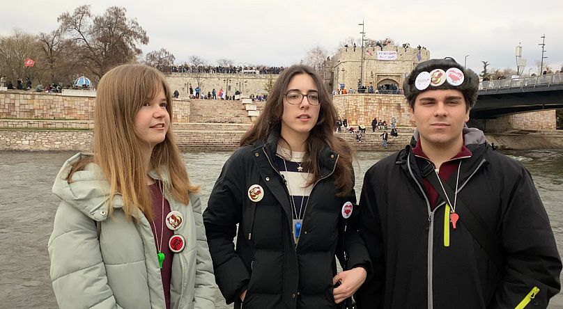 Os estudantes de Engenharia Elétrica Staša, Lena e Dimitrije durante um protesto em Niš