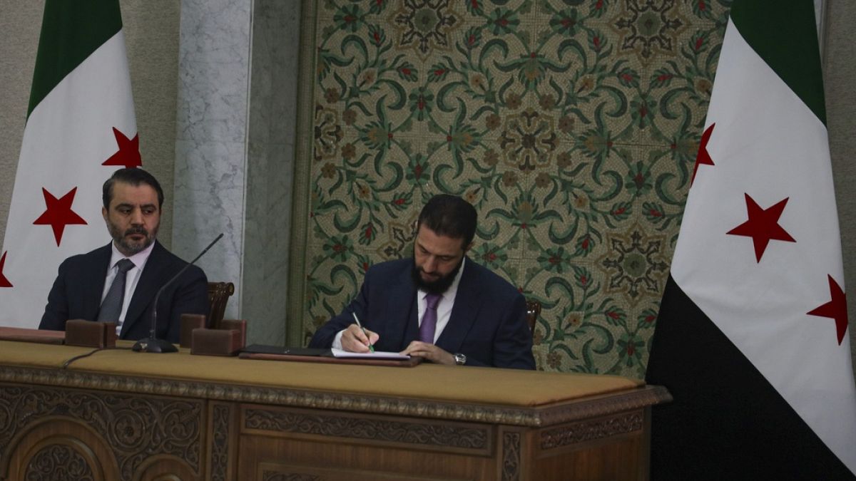 الشرع يصادق على مسودة الإعلان الدستوري في سوريا وهذه أبرز بنودها