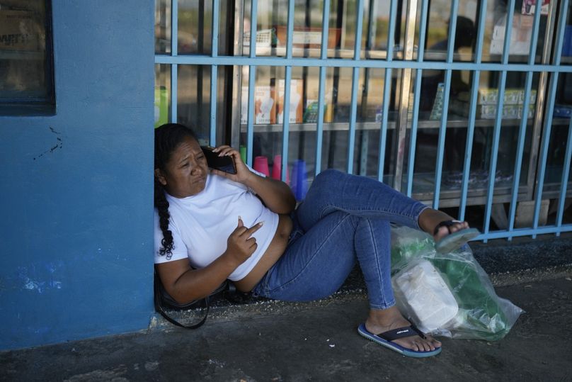 Egy venezuelai letartóztatott felesége láthatásra várakozik a Tocuyito börtön előtt