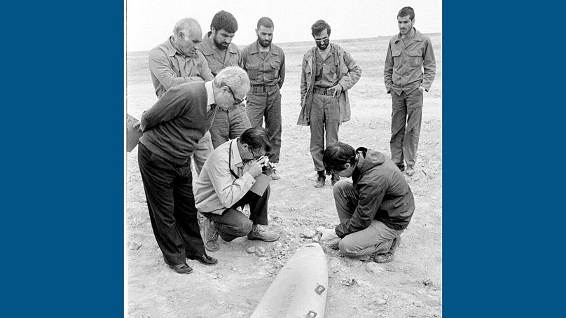بازرسان سازمان ملل در حال بررسی یک موشک عراقی در ایران