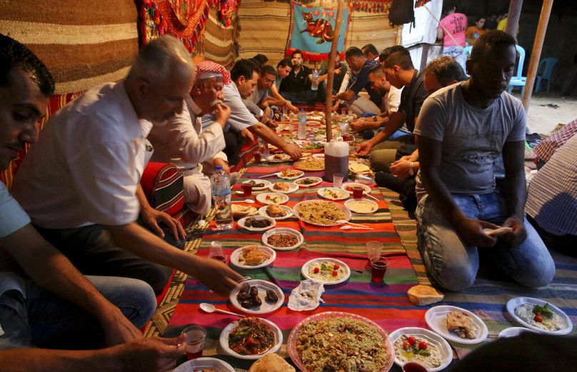 فلسطينيون يفطرون خلال شهر رمضان المبارك في جباليا، قطاع غزة، الخميس 23 يونيو/حزيران 2016.