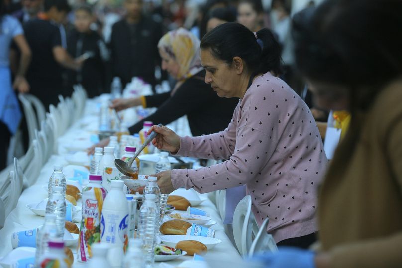 مسلمون يتجمعون حول مائدة إفطار جماعي خلال شهر رمضان في الجزائر، يوم الجمعة، 7 نيسان/أبريل 2023. 