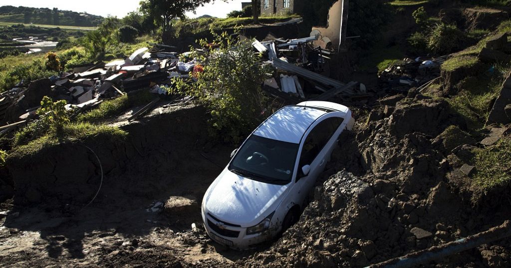 South Africa : woman swept away by floodwaters in KwaZulu-Natal province