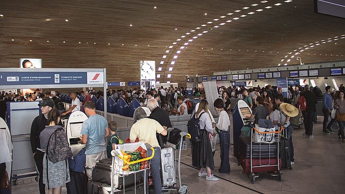 Teoria dell'aeroporto, occupanti illegali e polli check-in: perché queste tendenze di viaggio virale sono un disastro 1 696x392 cmsv2 d79ae3b0 d07c 54e4 8f02 4105918b5ca1 9115798