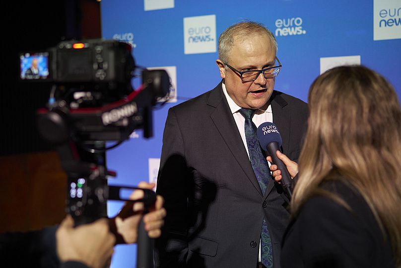 Były ambsador w Finlandii Jarosław Suchoples udziela wywiadu dziennikarce Euronews Pilar Montero Lopez, 13.03.2025 Warszawa