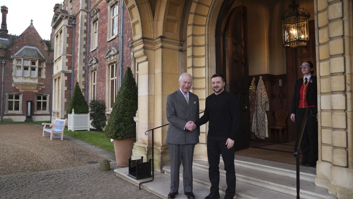 A brit kormány elővette a diplomáciai nagyágyút: III. Károlyt