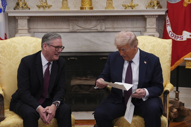 Donald Trump elégedetten gusztálja a kézzel írt meghívót 