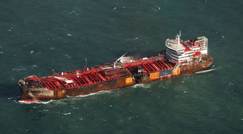 El petrolero dañado MV Stena Immaculate se ve anclado frente a la costa de Yorkshire en el Mar del Norte, cerca de Grimsby, Inglaterra, martes 11 de marzo de 2025.