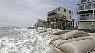 Le aree particolarmente vulnerabili comprendono le comunità costiere basse di India, Bangladesh, Cina e Paesi Bassi, nonché le nazioni insulari dell'Oceano Pacifico e Indiano.